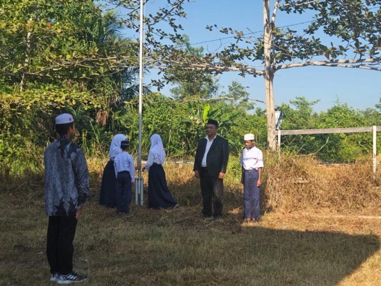 Penuh Khidmat, SMP KIBS Gelar Upacara HUT ke-81 RI di Perumahan Kota Kapuas Baru